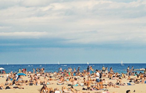 O plaja din Barcelona, evacuata dupa descoperirea unui dispozitiv exploziv in mare