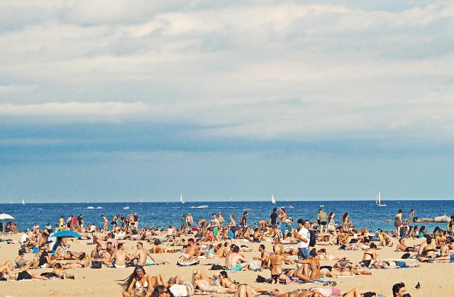 O plaja din Barcelona, evacuata dupa descoperirea unui dispozitiv exploziv in mare