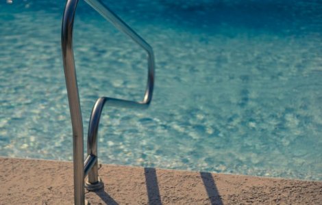 Doi adolescenti au violat doi minori, la un strand din Ramnicu Valcea