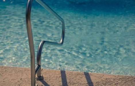 Doi adolescenti au violat doi minori, la un strand din Ramnicu Valcea