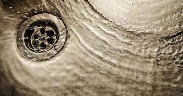  Top  7 lucruri pe care NU este indicat sa le arunci pe conducta de apa