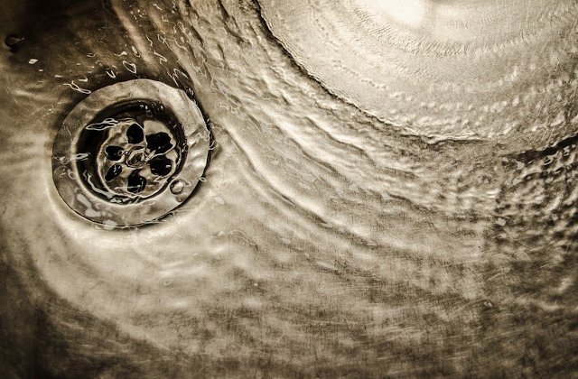 7 lucruri pe care NU este indicat sa le arunci in chiuveta sau WC