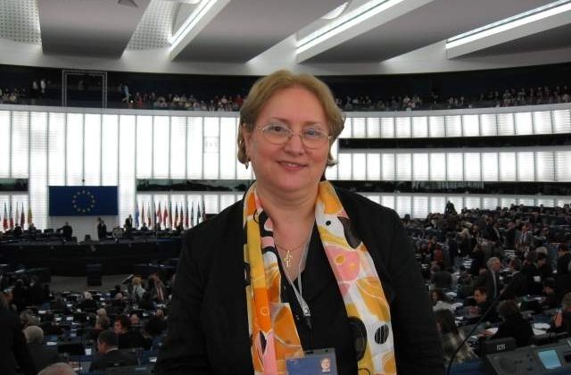 Renate Weber: Exista in politica romaneasca femei care dau cu mopul si croseteaza in direct si ajung ministri