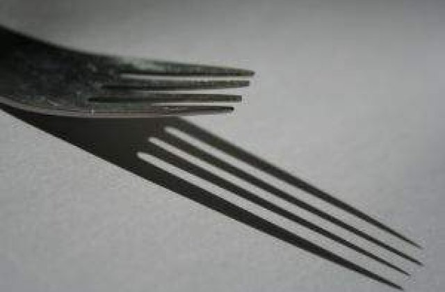 Hotii romani fura din bancomate cu furculita