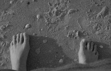 Beneficiile sanatoase ale mersului cu picioarele goale