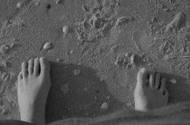 Beneficiile sanatoase ale mersului cu picioarele goale