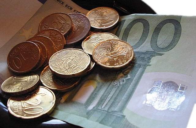 Datoria Greciei a trecut de 300 miliarde euro