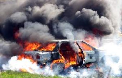 Autoturism incendiat langa Palatul Victoria