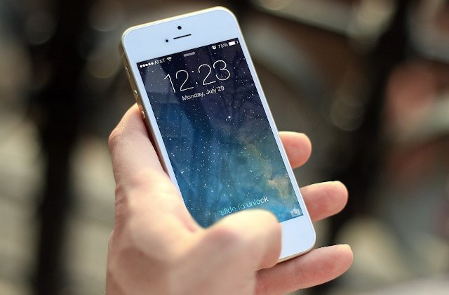 8 locuri in care NU ar trebui sa iti tii niciodata telefonul