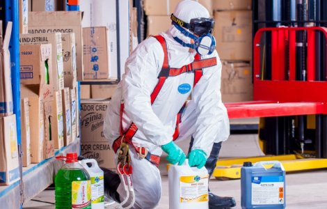 Spalarea si dezinfectarea uniformelor de lucru: cui ii revine aceasta responsabilitate?