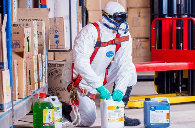 Spalarea si dezinfectarea uniformelor de lucru: cui ii revine aceasta responsabilitate?