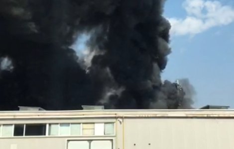 Incendiu in nordul Capitalei. O hala arde in intregime/ VIDEO