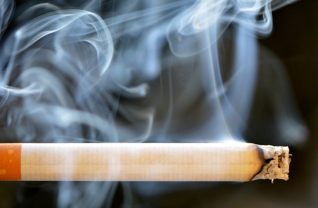 O femeie de 53 de ani, arestata preventiv dupa ce si-a ars cu tigara nepoatele si le-a pus sa cerseasca