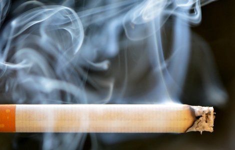 O femeie de 53 de ani, arestata preventiv dupa ce si-a ars cu tigara nepoatele si le-a pus sa cerseasca