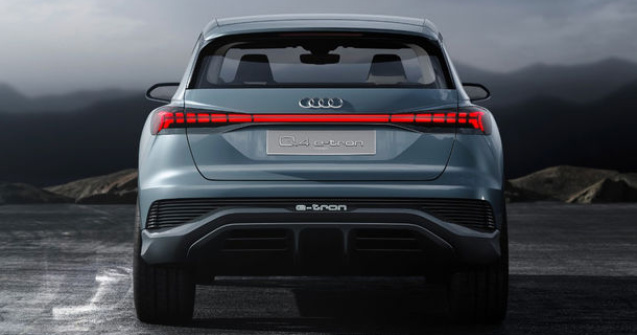 Masinile Audi vor informa participantii la trafic de producerea unor incidente: simboluri sugestive vor fi afisate pe stopuri