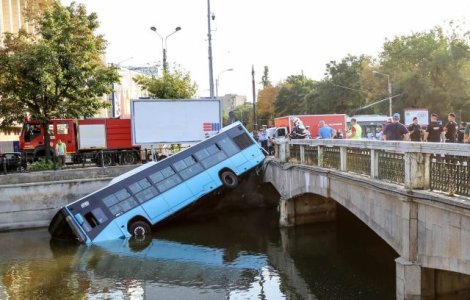 Autobuz al STB, cazut in Dambovita dupa coliziunea cu o masina/ FOTO