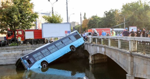 Autobuz al STB, cazut in Dambovita dupa coliziunea cu o masina/ FOTO