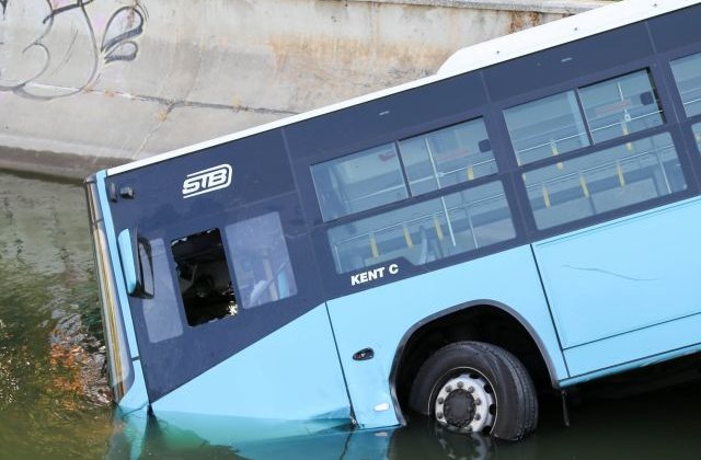 Firea, despre accidentul cu autobuzul STB: Sunt pagube importante. Nu pot sa dau vina pe nimeni. In Capitala se circula asa cum se circula