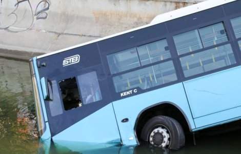 Firea, despre accidentul cu autobuzul STB: Sunt pagube importante. Nu pot sa dau vina pe nimeni. In Capitala se circula asa cum se circula