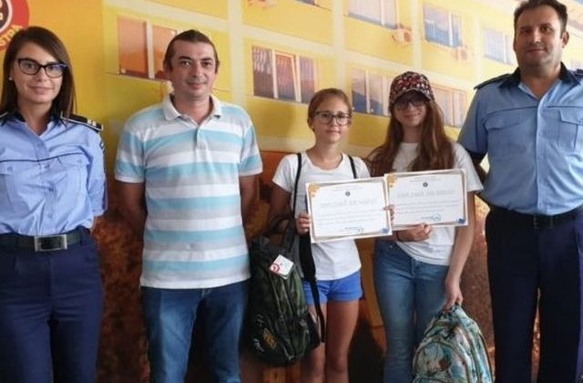 Doua eleve de 12 ani au predat autoritatilor un portofel cu 2.850 de euro si 500 de lei