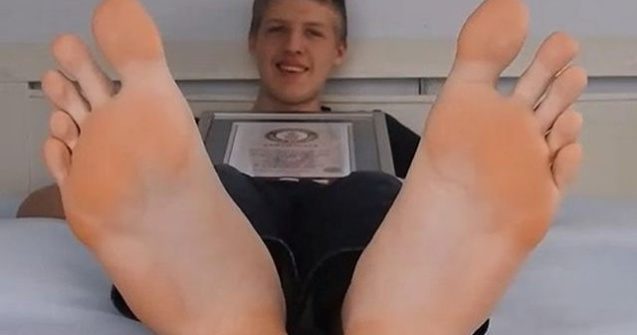 Cele mai lungi talpi din lume: Ce marime poarta la pantofi adolescentul de 16 ani care a intrat in Cartea Recordurilor