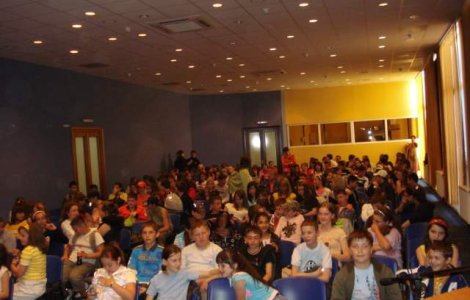 Peste 3.000 de tineri au participat la proiectiile Caravanei Guerilla Verde