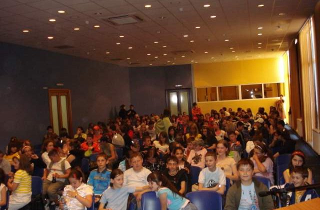 Peste 3.000 de tineri au participat la proiectiile Caravanei Guerilla Verde