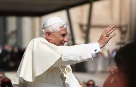 Papa isi face debutul pe Facebook, pentru a-i atrage pe tineri catre Biserica