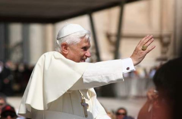 Papa isi face debutul pe Facebook, pentru a-i atrage pe tineri catre Biserica