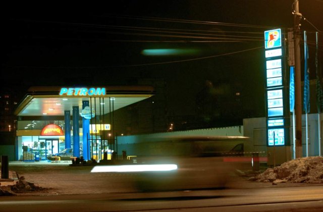 Petrom a ieftinit motorinele cu 2 bani/litru