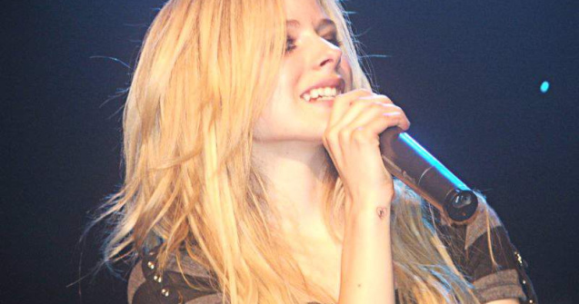 Avril Lavigne s-a logodit cu solistul formatiei Nickelback