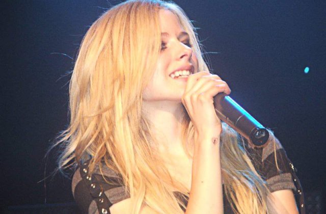 Avril Lavigne s-a logodit cu solistul formatiei Nickelback