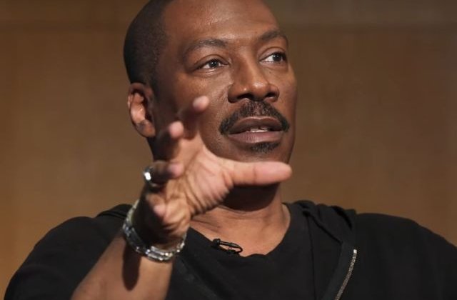 Eddie Murphy sustine ca are sute de melodii inregistrate. Motivul pentru care nu vrea sa le lanseze: crede ca fanii sunt "speriati" de muzica lui