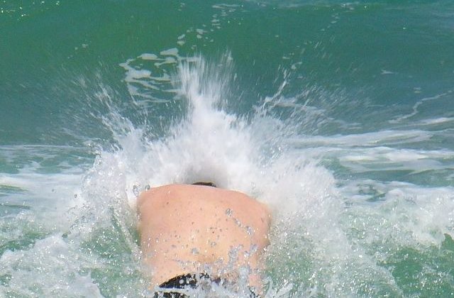 Un barbat a disparut in valurile marii, in Olimp, dupa ce si-a salvat cei doi copii de la inec