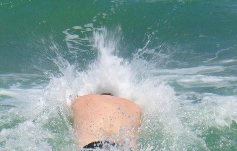 Un barbat a disparut in valurile marii, in Olimp, dupa ce si-a salvat cei doi copii de la inec