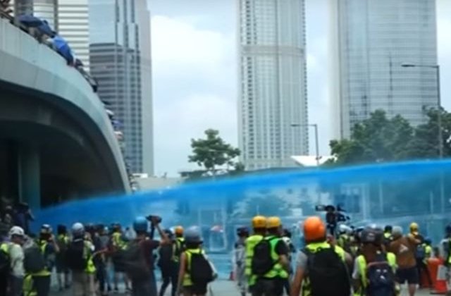 Violente si tensiune in Hong Kong. S-a intervenit impotriva protestatarilor cu gaze lacrimogene si tunuri de apa. Se incearca blocarea drumului spre aeroport/ VIDEO