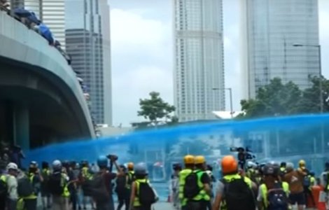 Violente si tensiune in Hong Kong. S-a intervenit impotriva protestatarilor cu gaze lacrimogene si tunuri de apa. Se incearca blocarea drumului spre aeroport/ VIDEO
