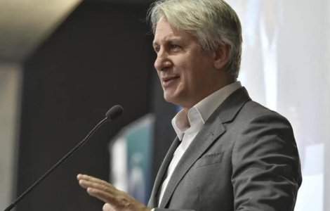 Teodorovici le-a spus pensionarilor sa isi invete nepotii sa continue ceea ce au facut ei: "Si eu am fost rebel in scoala"