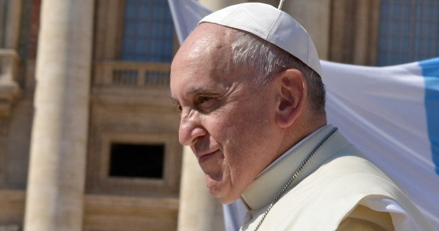 Papa Francisc, blocat timp de 25 de minute intr-un ascensor, salvat de pompierii de la Vatican