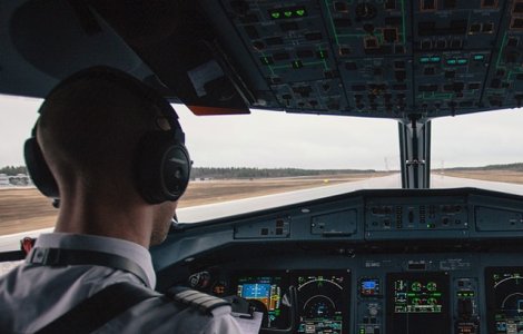 Cursantul unei scoli de pilotaj, aflat la primul zbor, a reusit sa aterizeze dupa ce instructorul a lesinat