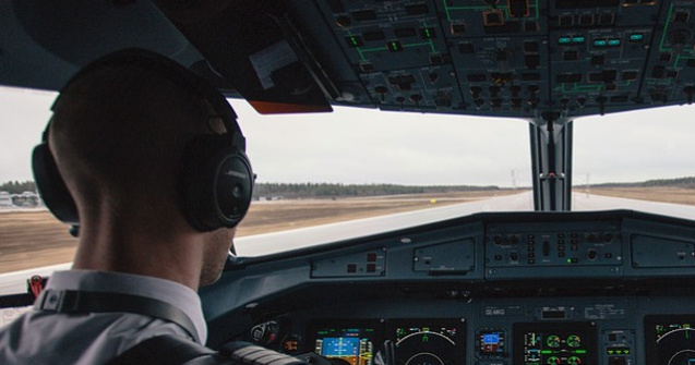 Cursantul unei scoli de pilotaj, aflat la primul zbor, a reusit sa aterizeze dupa ce instructorul a lesinat