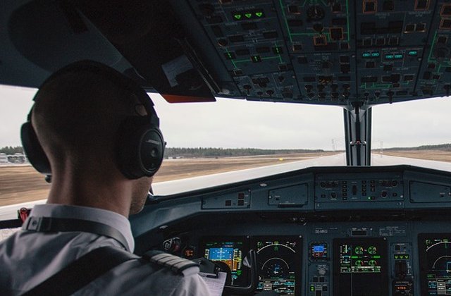 Cursantul unei scoli de pilotaj, aflat la primul zbor, a reusit sa aterizeze dupa ce instructorul a lesinat