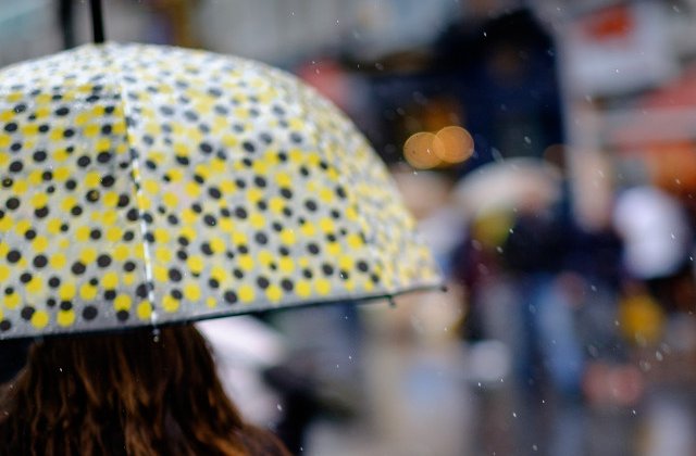 Cod GALBEN de ploi torentiale si vijelii, pana miercuri dimineata