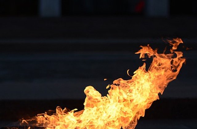 S-a stins flacara "eterna" din Cimitirul Eroilor, Timisoara. Primaria nu ar mai fi platit gazul