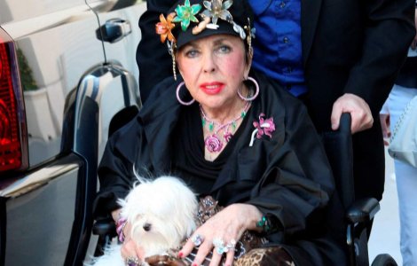 Elizabeth Taylor, dependenta de Twitter