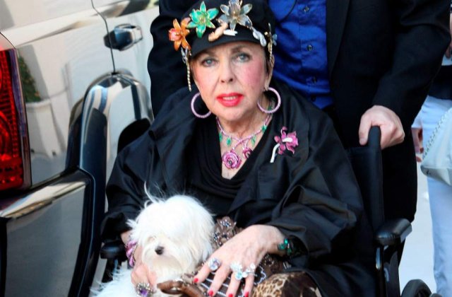 Elizabeth Taylor, dependenta de Twitter