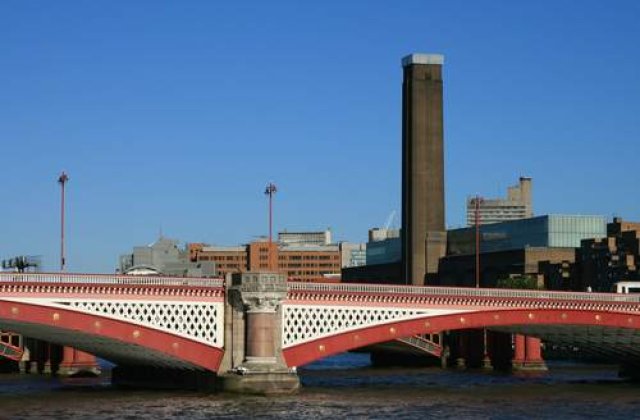 Un trecator a dat o &#39;mana de ajutor&#39; unui sinucigas din China