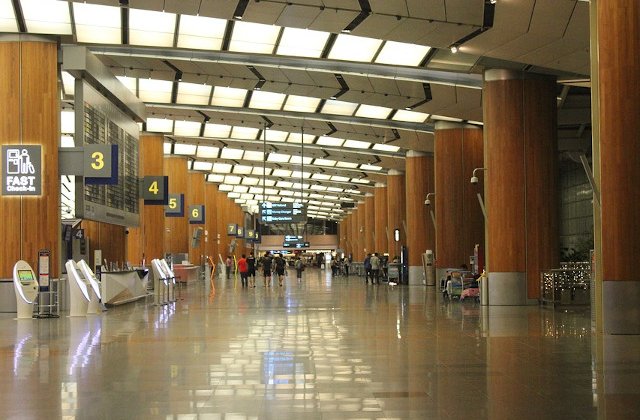 Tanar arestat pe un aeroport din Singapore, pentru ca si-a luat bilet doar pentru a-si conduce sotia la poarta de imbarcare