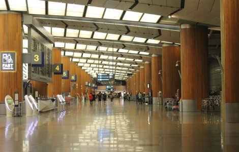 Tanar arestat pe un aeroport din Singapore, pentru ca si-a luat bilet doar pentru a-si conduce sotia la poarta de imbarcare