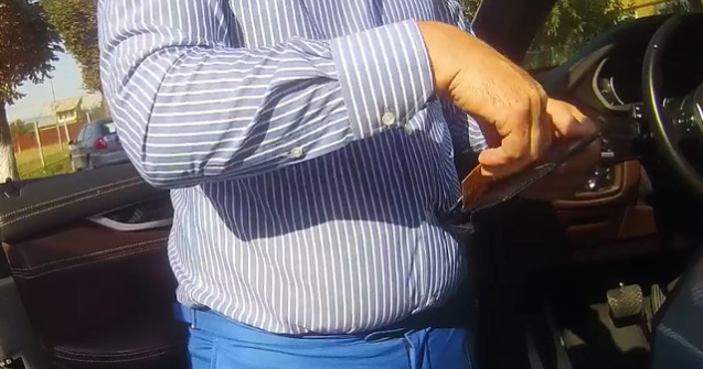 Consilier al unui deputat PSD injura si ameninta politisti pe care incearca sa ii intimideze cu legitimatia: "Hai sa-ti arat eu cine sunt"/ VIDEO